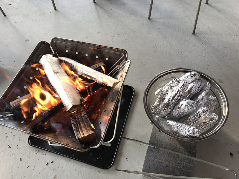 メイン写真：たき火でやきいもを焼こう