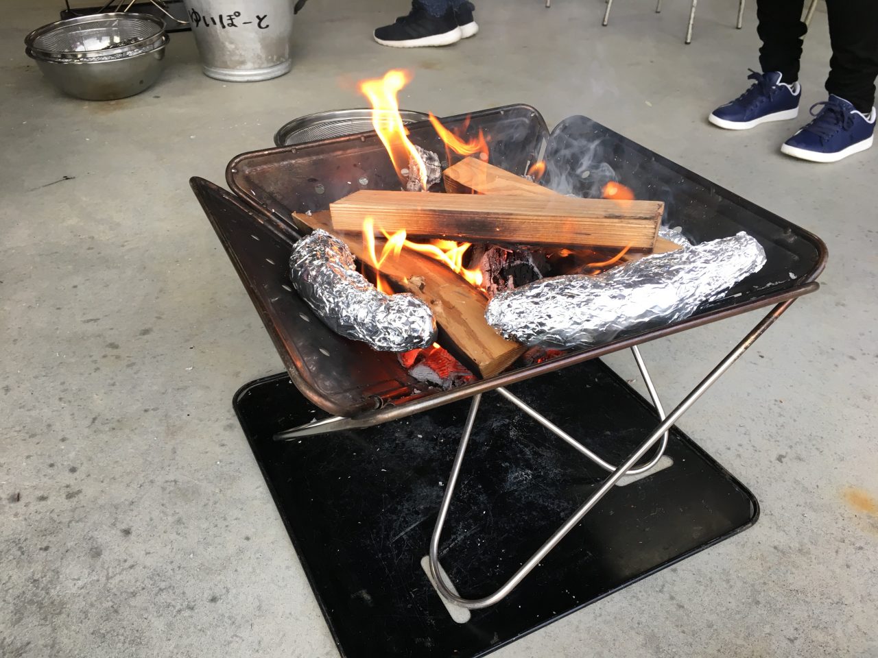 メイン写真：たき火でやきいもを焼こう