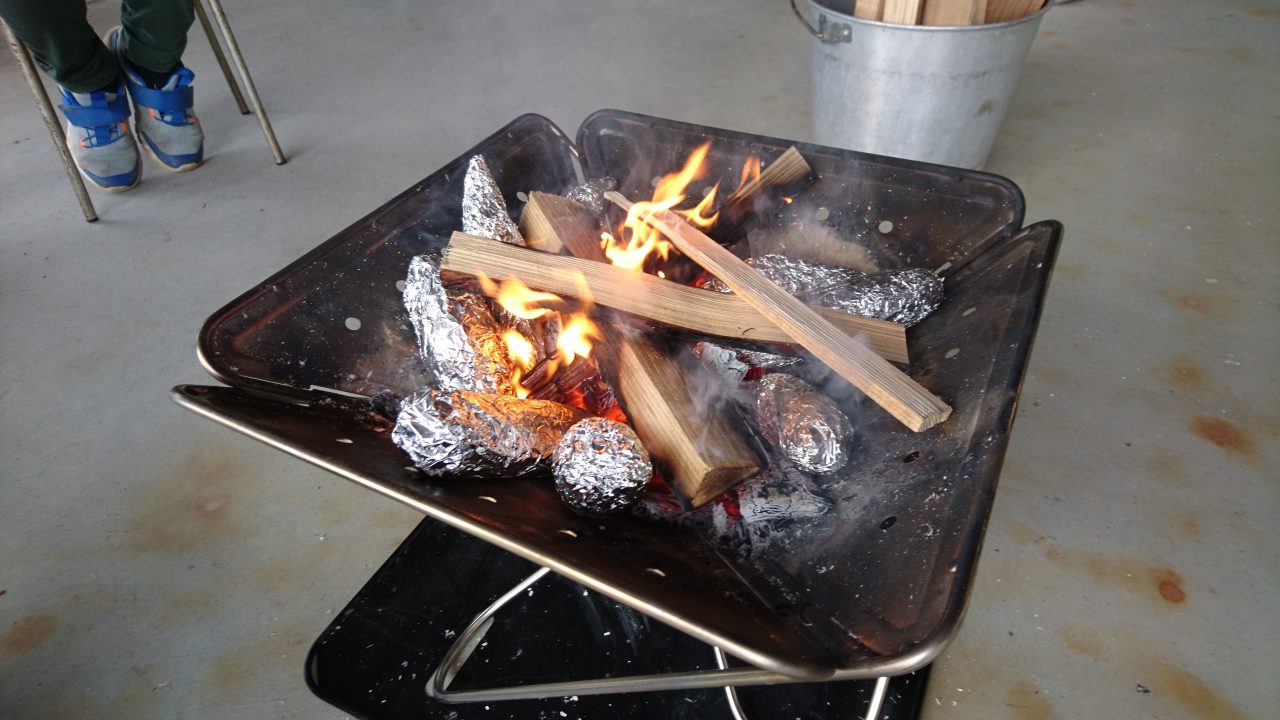 メイン写真：たき火でやきいもを焼こう【午後】