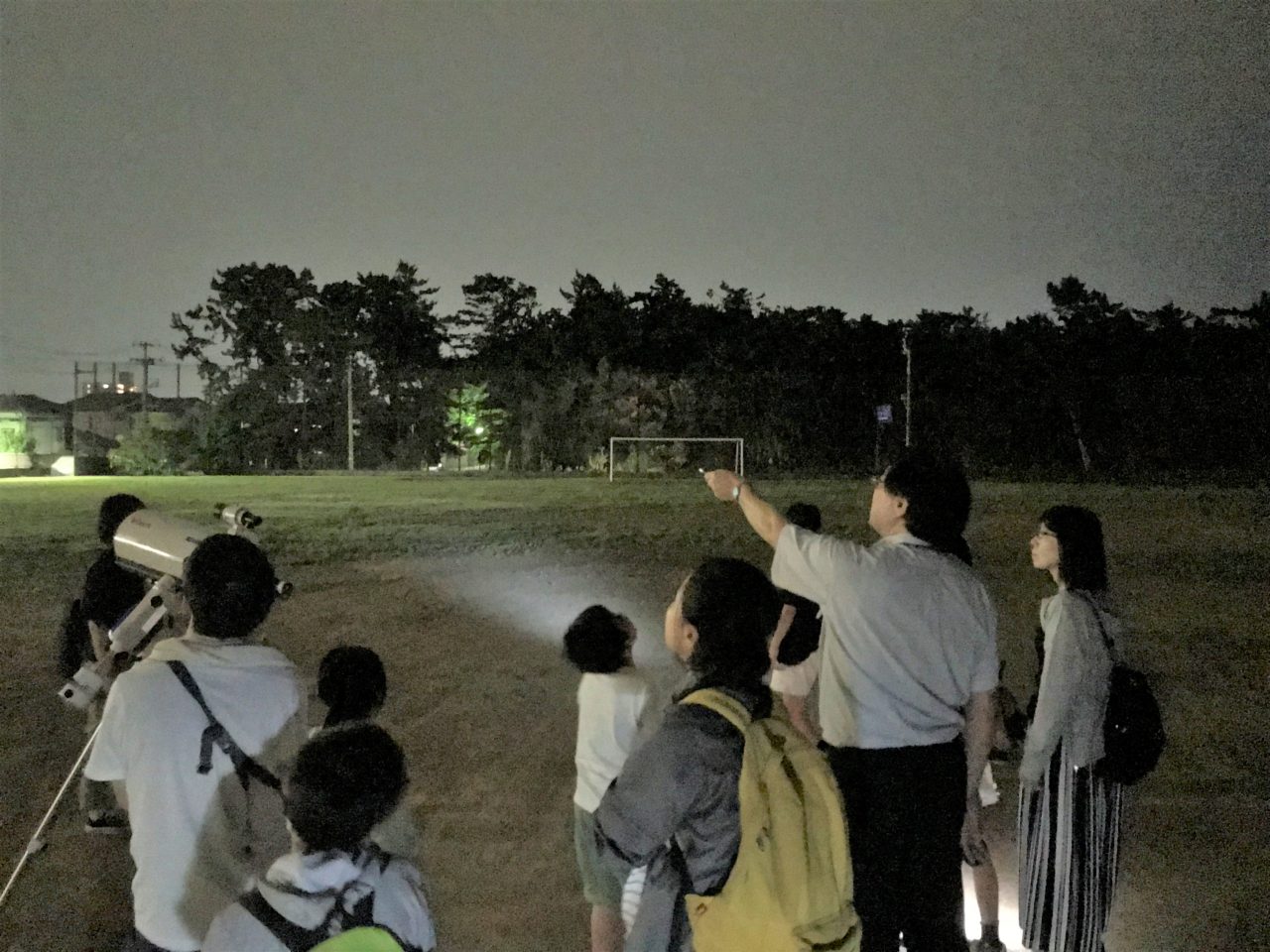 メイン写真：天体望遠鏡を使って星空を観察しよう