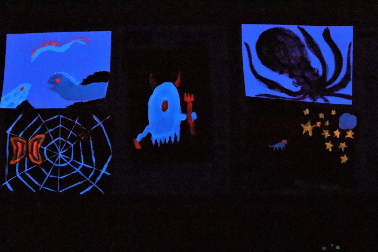 メイン写真：ブラックライトで光る絵を描こう