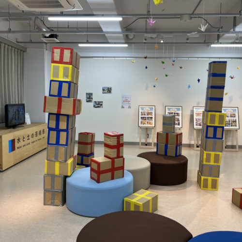 こどもプロジェクトの記録展示＋ダンボール積木