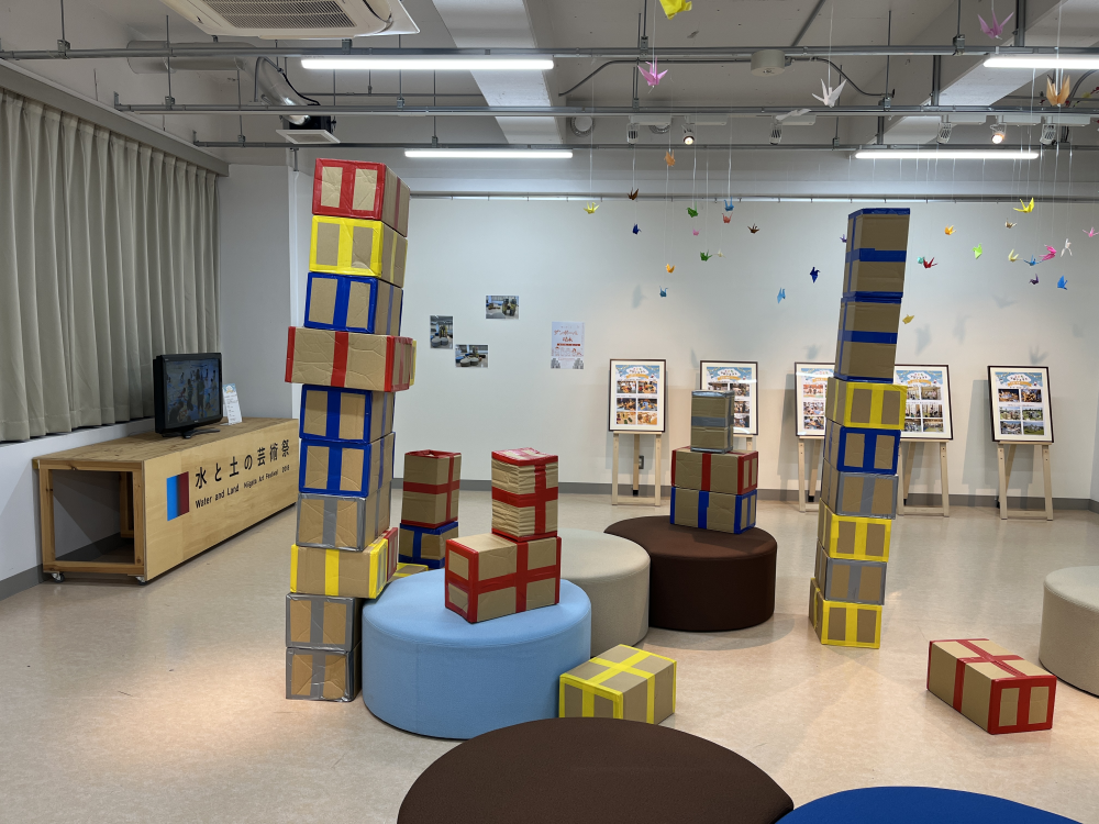 メイン写真：こどもプロジェクトの記録展示＋ダンボール積木